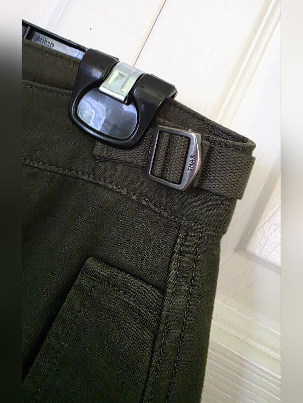 Aritzia TNA Olive Supply Cargo Pants for Woman 8 - Picture 9 of 10